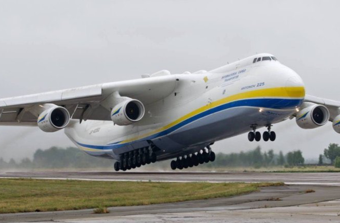 Πόλεμος στη Ουκρανία: Καταστράφηκε το μεγαλύτερο αεροσκάφος του κόσμου, λέει ο ουκρανός ΥΠΕΞ