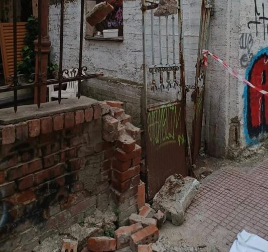 Λάρισα: Συγκλονίζουν τα λόγια γείτονα που μένει απέναντι από το παλιό σπίτι όπου σκοτώθηκε ο 22χρονος