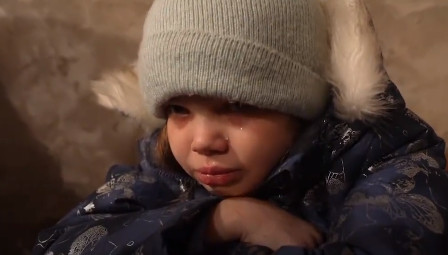 Ουκρανία: «Δε θέλω να πεθάνω» λέει ένα μικρό κορίτσι με δάκρυα στα μάτια