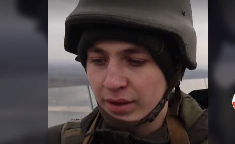 Ουκρανία: 21χρονος στρατιώτης φοβισμένος για την οικογένεια του, κλαίει στην κάμερα