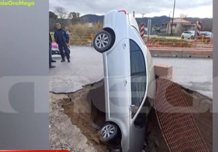 Θεσσαλονίκη: Απίστευτο τροχαίο με οδηγό να πέφτει στο κενό όταν βούλιαξε ο δρόμος