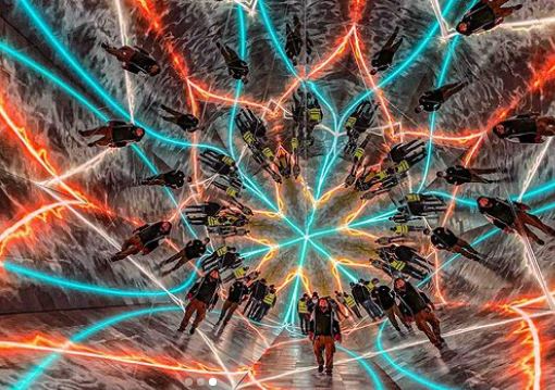 Απίστευτες εικόνες: Γιγάντιο καλειδοσκόπιο από αλουμινόχαρτο ζαλίζει τους επισκέπτες