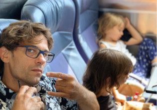 Χαζομπαμπάς ο Αποστόλης Τότσικας: Παιχνίδια μέχρι… τέλους με τα δίδυμα