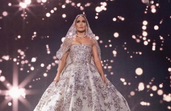Τζένιφερ Λόπεζ: 45 κιλά ζύγιζε το νυφικό στο «Marry Me» – Το κουβάλησαν πέντε άνδρες