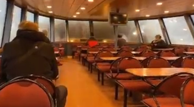 Κύμα σπάει τα τζάμια πλοίου μπροστά στους έντρομους επιβάτες