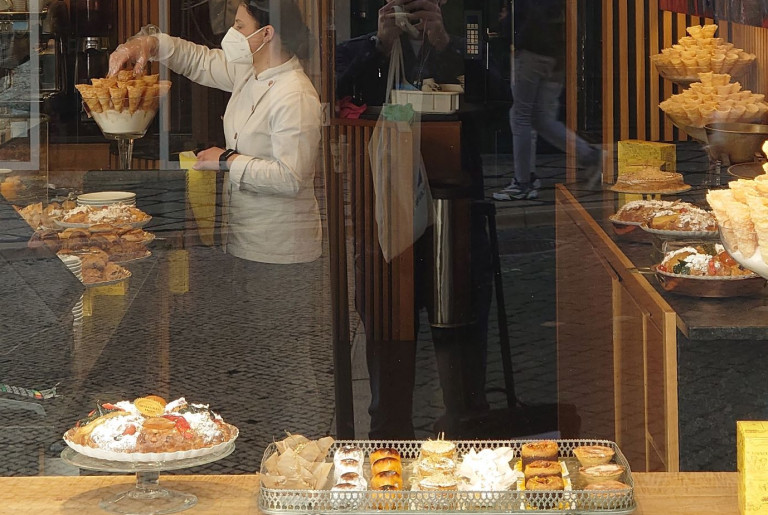 Έλληνας γιατρός στην Πορτογαλία: Πώς ο μαζικός εμβολιασμός έδωσε πίσω στους Πορτογαλους την ελευθερία τους