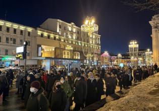 Πόλεμος στην Ουκρανία: Οι Ρώσοι διαδηλώνουν κατά του Πούτιν – Συλλήψεις και ξύλο από την αστυνομία