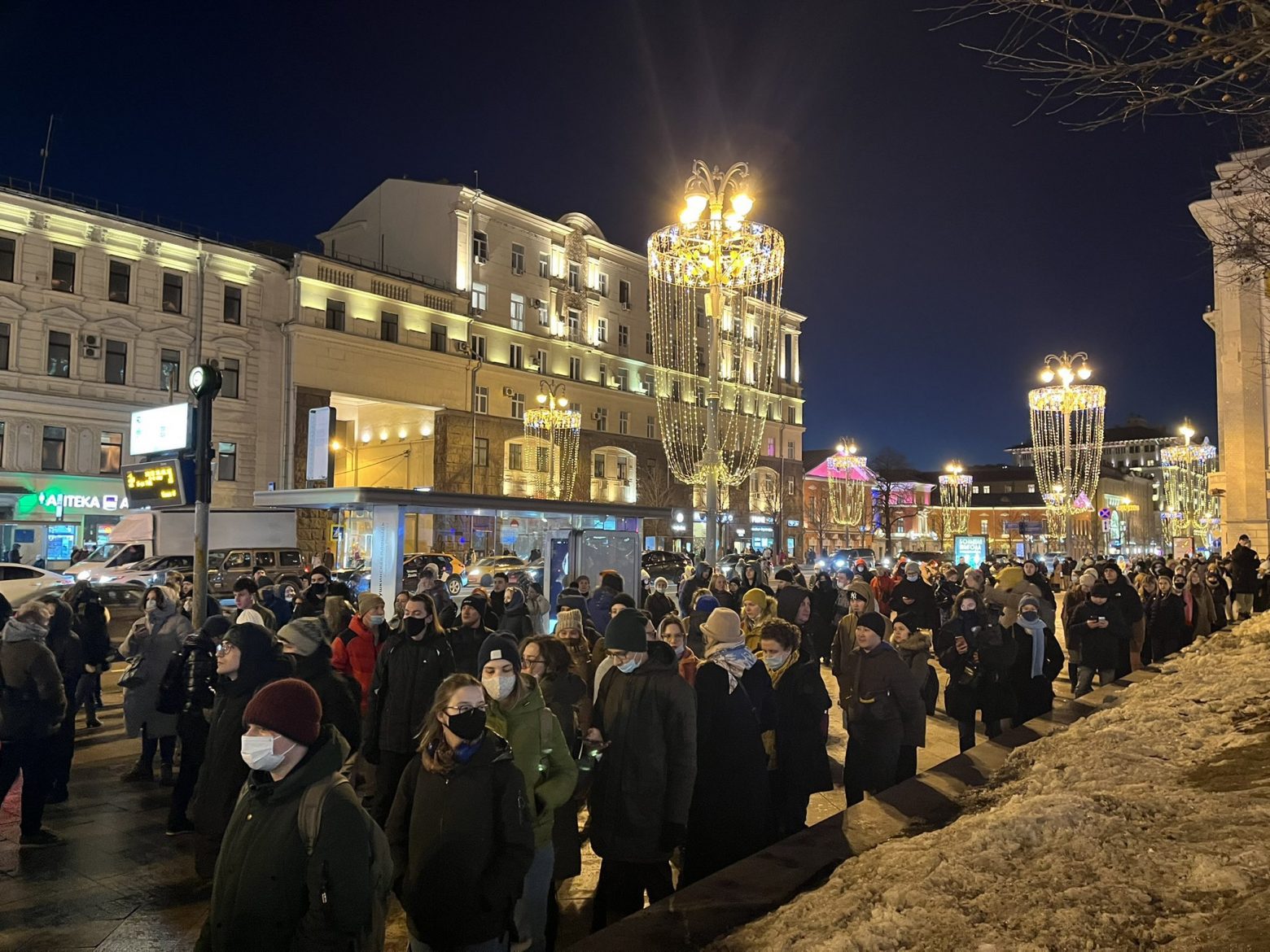 Πόλεμος στην Ουκρανία: Οι Ρώσοι διαδηλώνουν κατά του Πούτιν - Συλλήψεις και ξύλο από την αστυνομία