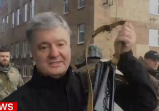 Ουκρανία: Ο πρώην πρόεδρος Ποροσένκο κρατώντας καλάσνικοφ αποκαλεί τον Πούτιν τρελό