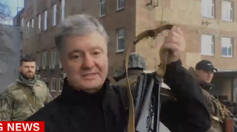 Ουκρανία: Ο πρώην πρόεδρος Ποροσένκο κρατώντας καλάσνικοφ αποκαλεί τον Πούτιν τρελό