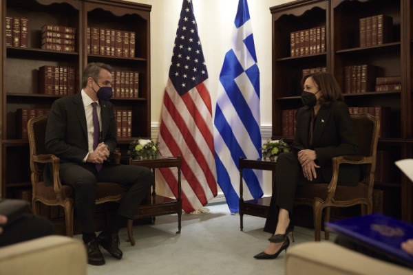 Mitsotakis discusses bilateral ties, Ukraine crisis, Eastern Mediterranean with US Vice President Kamala Harris