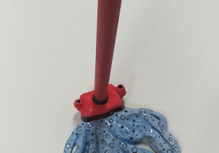 BASIC NEEDS: Μια έκθεση γλυπτικής σε ένα μίνι σούπερ μάρκετ στην Κυψέλη