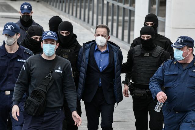 «Τέρας, παιδεραστή, να σαπίσεις στη φυλακή»: Αποδοκιμασίες κατά Λιγνάδη την ώρα που φεύγει από το δικαστήριο