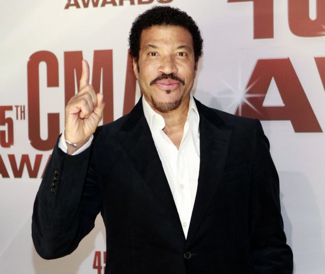 Θετικός στον κοροναϊό ο Λάιονελ Ρίτσι: Ακυρώνει την ευρωπαϊκή περιοδεία του