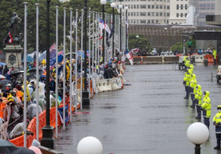 Νέα Ζηλανδία – Μουσικός… πόλεμος με διαδηλωτές έξω από τη Βουλή