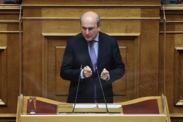 Βουλή: Έντονοι διαξιφισμοί μεταξύ Χατζηδάκη και Τσίπρα – Τα «γαλάζια παιδιά» και ο… «Άγιος Δημόσιος»