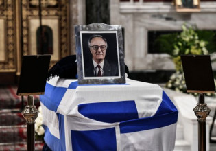 Χρήστος Σαρτζετάκης: Αυτήν την ώρα το τελευταίο αντίο στον πρώην Πρόεδρο της Δημοκρατίας