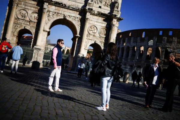 Ιταλία: Τέλος στη χρήση μάσκας σε υπαίθριους χώρους – Ανοίγουν και  οι ντισκοτέκ
