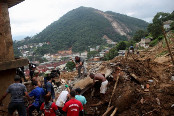 Βραζιλία: Σειρήνες συναγερμού στην Πετρόπολις – Στους 117 οι νεκροί από τις πλημμύρες