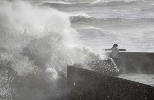 Βρετανία: «Σταματήστε να βγάζετε σέλφι στις ακτές» – Έκκληση των αρχών για την καταιγίδα Γιούνις
