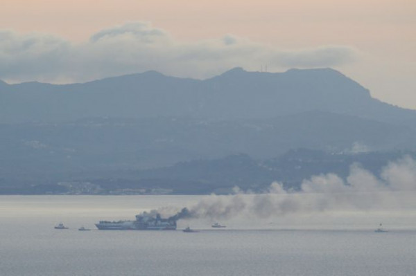 Κέρκυρα: Θρίλερ με τους 12 αγνοούμενους του φλεγόμενου πλοίου – Δραματικές εκκλήσεις συγγενών να συνεχιστούν οι έρευνες