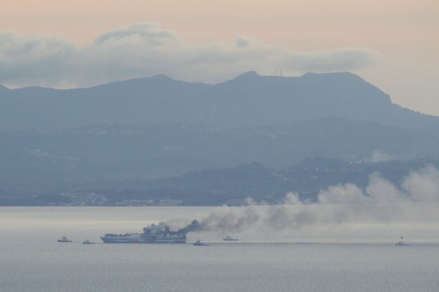 Κέρκυρα: Θρίλερ με τους 12 αγνοούμενους του φλεγόμενου πλοίου - Δραματικές εκκλήσεις συγγενών να συνεχιστούν οι έρευνες