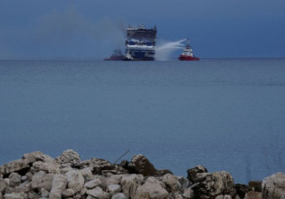 Κέρκυρα: Πληροφορίες για ακόμη 4 ή 5 επιζώντες στο φλεγόμενο πλοίο