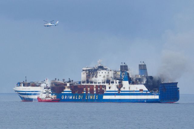 Euroferry Olympia: Μπαίνουν στο καμένο πλοίο σήμερα οι πυροσβέστες για να βρουν τους 6 αγνοούμενους