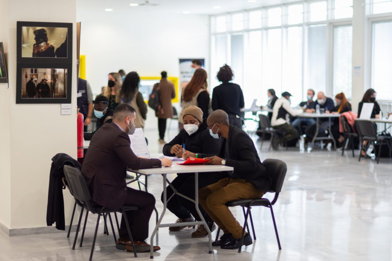 Πρόσφυγες και μετανάστες κλείνουν την πόρτα στην μαύρη εργασία και αναζητούν νέες ευκαιρίες