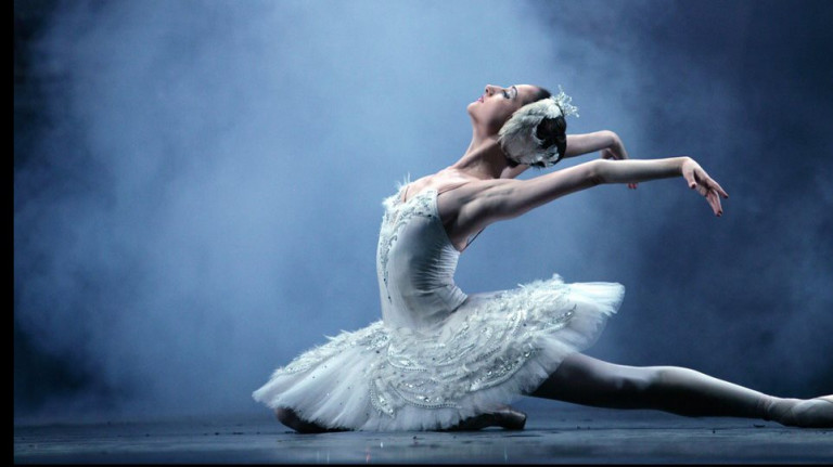 Ο Τσαϊκόφσκι απαγορεύτηκε ή όχι ακόμα; – Χαμός με την απόφαση του υπουργείου Πολιτισμού να ακυρώσει τη «Λίμνη των Κύκνων»