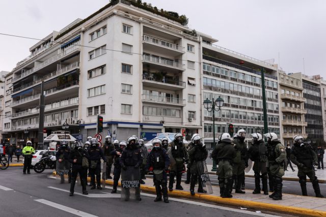 Επεισόδια μεταξύ διαδηλωτών και ΜΑΤ στο κέντρο της Αθήνας – Προσήχθη ένα άτομο