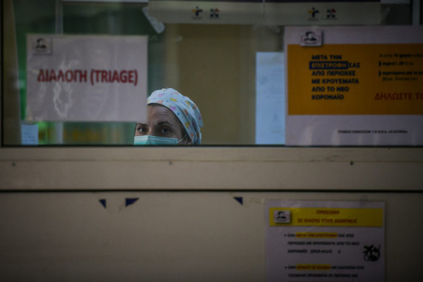 Νίκαια: Κακός χαμός στο νοσοκομείο – Άγνωστοι εισέβαλαν σε ιατρείο και τα έκαναν «γυαλιά – καρφιά»