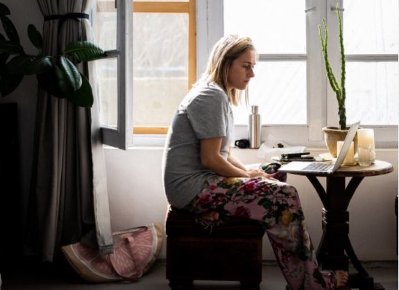 Σάρλοτ Μπέλις: Η «επανάσταση» μιας πανδημικής «ομήρου»