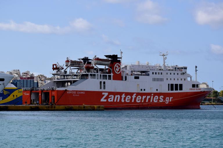 Μήλος: Αίσιο τέλος – «Έδεσε» το πλοίο με τους 160 επιβάτες