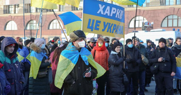 Ουκρανία: Χιλιάδες διαδηλωτές φώναξαν «το Χάρκιβ είναι Ουκρανία» στην πόλη κοντά στα ρωσικά σύνορα