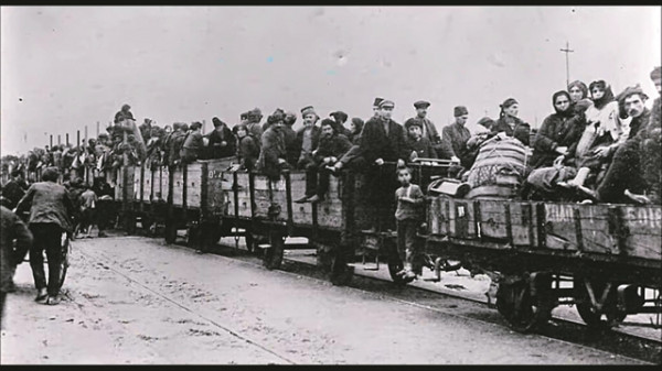 100 χρόνια από τη Μικρασιατική Καταστροφή: «Κι έστειλ' εμάς στην προσφυγιά, στου κόσμου την ορφάνια…»