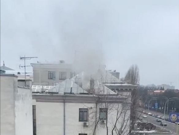 Ουκρανία: Καπνός στη ρωσική πρεσβεία στο Κίεβο - «Καίνε απόρρητα έγγραφα» λένε οι Ουκρανοί