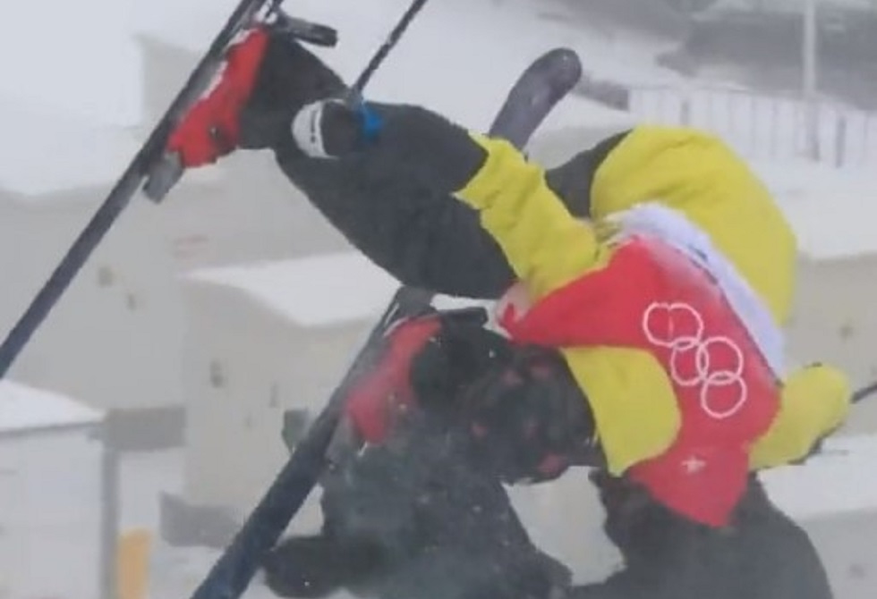 Χειμερινοί Ολυμπιακοί Αγώνες: Τρομακτική πτώση σκιέρ σε κάμεραμαν (vid)