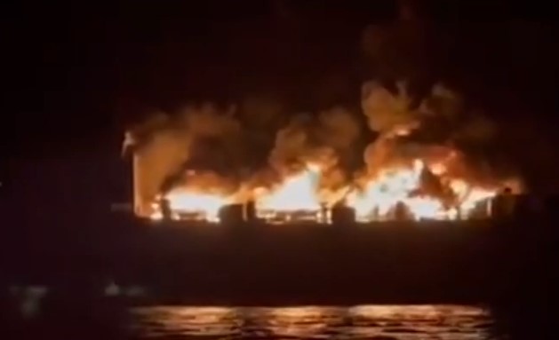 Φωτιά σε πλοίο στην Κέρκυρα: Με το πρώτο φως της ημέρας θα συνεχιστούν οι έρευνες – Ολονύχτιο θρίλερ για τους αγνοούμενους