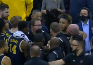 Προπονητές έπαιξαν μπουνιές για ένα τάιμ άουτ