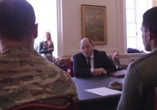 Βρετανία: Ο υπουργός Άμυνας «πιάνεται» on air να λέει τον Πούτιν αποβλακωμένο