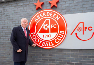 Φέργκιουσον: Αποκάλυψε το άγαλμά του στο γήπεδο της Αμπερντίν και αποθεώθηκε