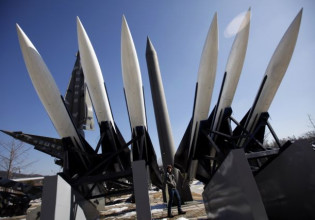 Πόλεμος στην Ουκρανία: Το Κίεβο διαψεύδει ότι οι ρωσικές δυνάμεις ελέγχουν τον πυρηνικό σταθμό της Ζαπορίζια