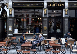 Κοροναϊός: Η πανδημία τελειώνει, πρέπει να επιστρέψουμε στην κανονική ζωή, λέει Έλληνας καθηγητής του Χάρβαρντ