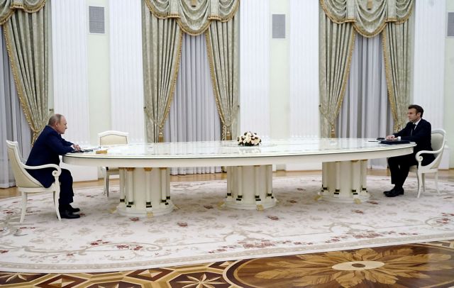 Μακρόν - Πούτιν: Τι απαντά το Κρεμλίνο για το μακρύ τραπέζι της συνάντησης