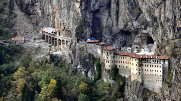 Παναγία Σουμελά: Μετά το πάρτι με dj και γυρίσματα ταινίας του Χόλιγουντ