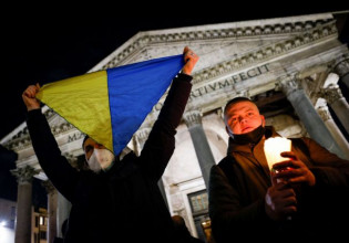 Ουκρανία: Οι πολίτες υψώνουν σημαίες ενώ ο «επικοινωνιακός πόλεμος» συνεχίζεται