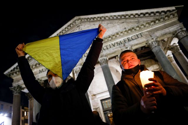 Ουκρανία: Οι πολίτες υψώνουν σημαίες ενώ ο «επικοινωνιακός πόλεμος» συνεχίζεται