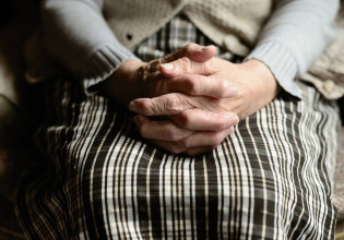 Συγκινεί η ιστορία ηλικιωμένης που έκλεψε για να φάει – Θα τιμωρηθεί για την κλοπή τροφίμων από σούπερ μάρκετ;