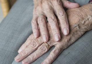 Συγκίνηση για την ηλικιωμένη που έκλεψε λόγω ανέχειας: «Αισθάνεται πως έκανε το μεγαλύτερο έγκλημα»